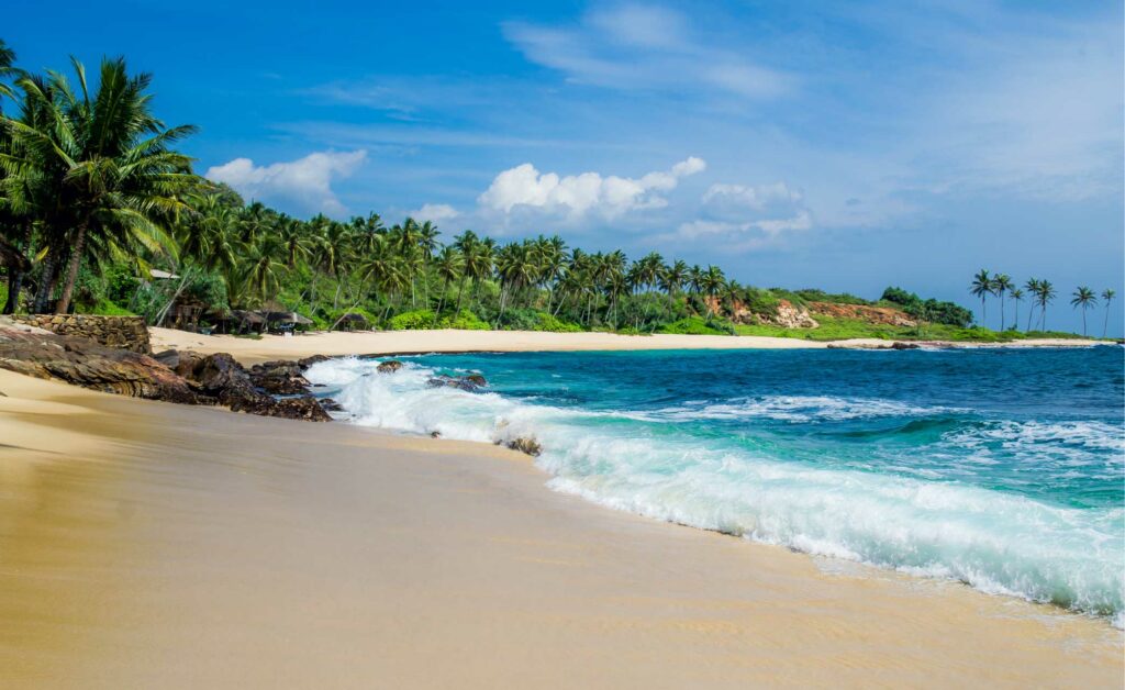 Vista de uma praia em dia ensolarado.