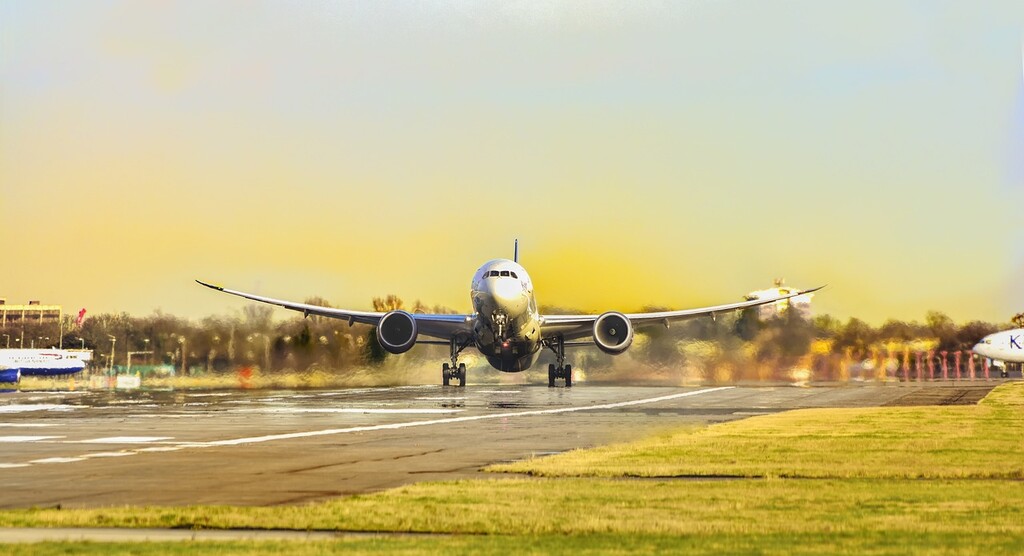 Avião decolando com passageiros que compararam seguro viagem