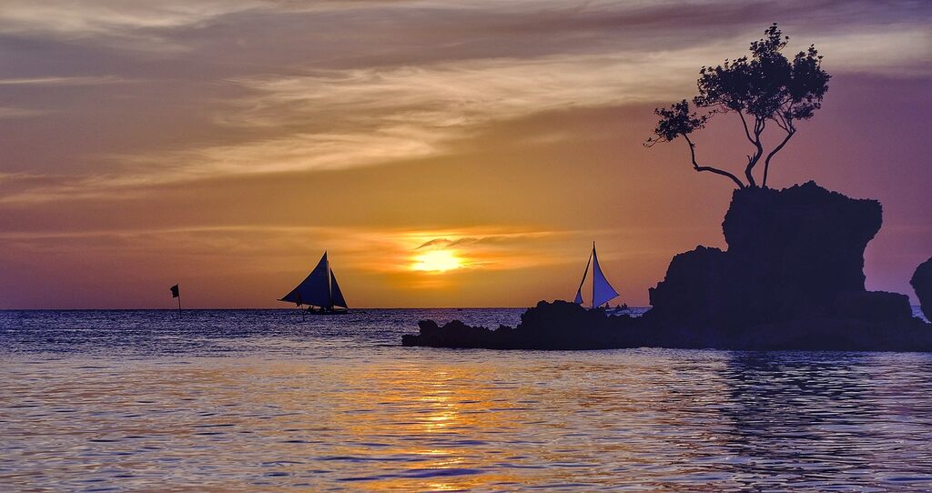 veleiro ao mar durante o entardecer