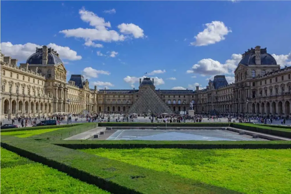 Pirâmide do Louvre e pátio do Museu do Louvre em um dia ensolarado em Paris.