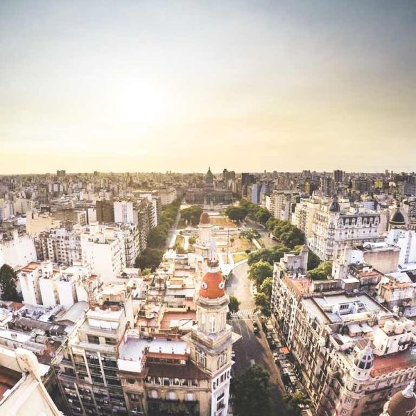 Vista panorâmica de uma cidade densamente construída com edifícios altos.