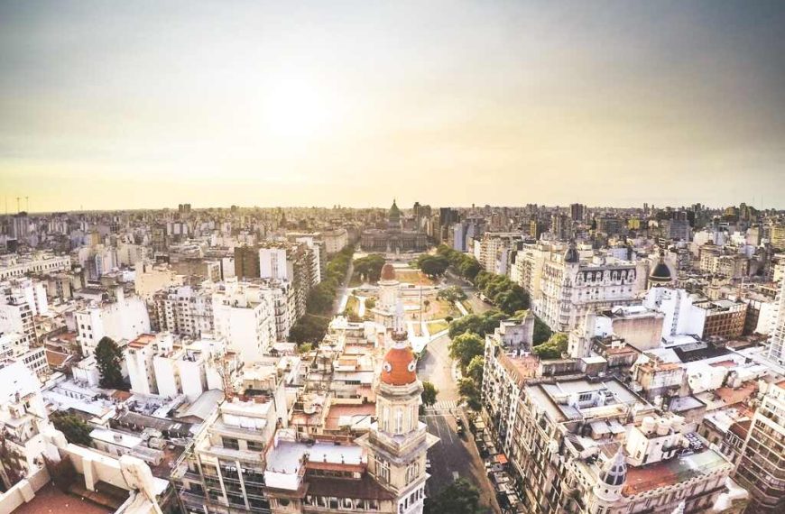 Vista panorâmica de uma cidade densamente construída com edifícios altos.