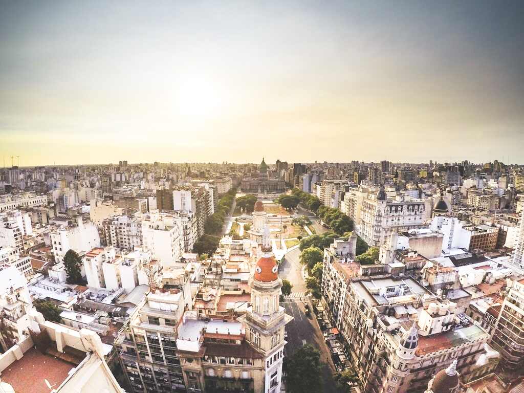 Vista panorâmica de uma cidade densamente construída com edifícios altos.