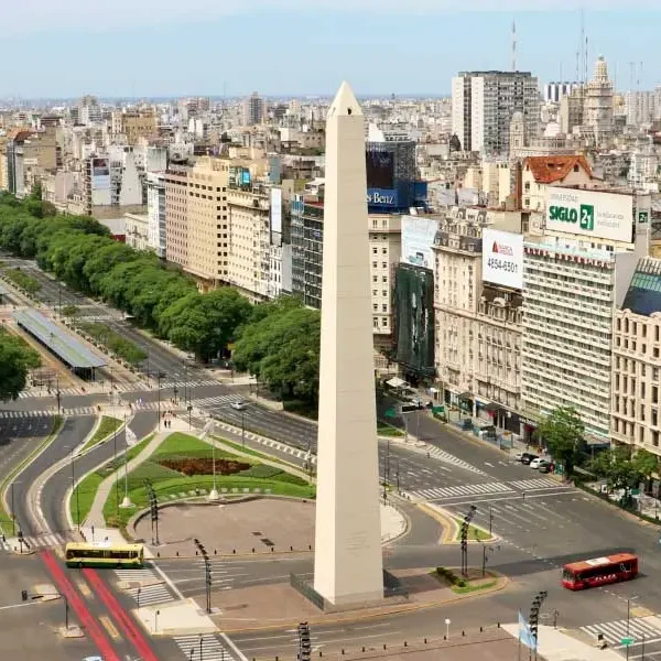 Obelisco de Buenos Aires, Argentina, em uma vista aérea com edifícios e ruas da cidade ao redor