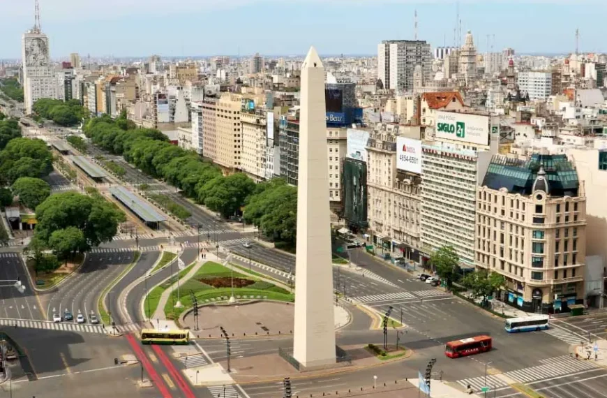 Obelisco de Buenos Aires, Argentina, em uma vista aérea com edifícios e ruas da cidade ao redor