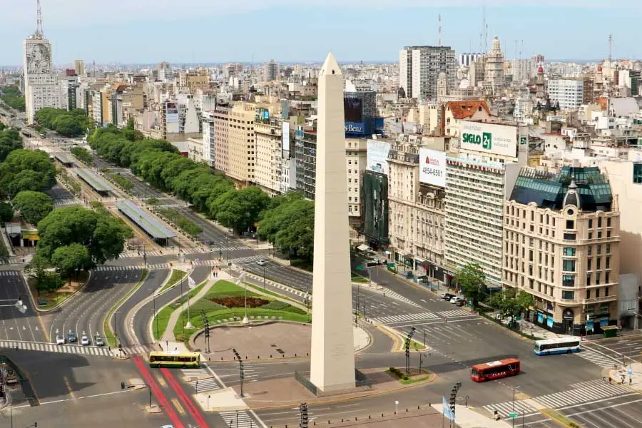 Obelisco de Buenos Aires, Argentina, em uma vista aérea com edifícios e ruas da cidade ao redor