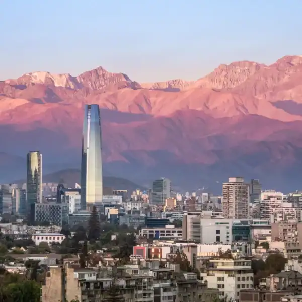 Paisagem urbana de Santiago com a cordilheira dos Andes ao pôr do sol, destacando a importância do s.