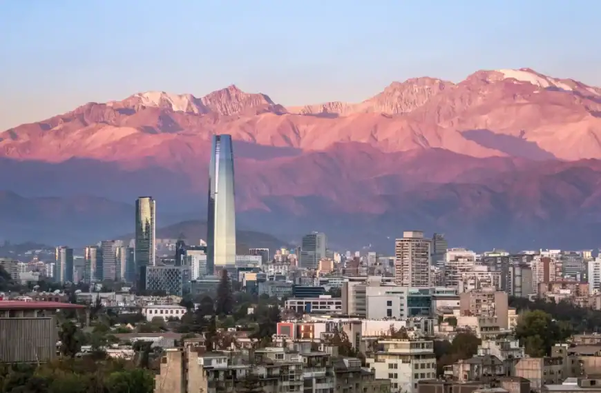 Paisagem urbana de Santiago com a cordilheira dos Andes ao pôr do sol, destacando a importância do s.