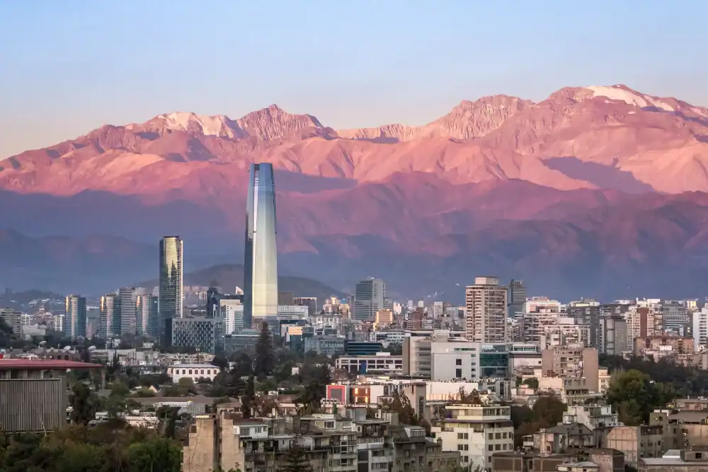 Paisagem urbana de Santiago com a cordilheira dos Andes ao pôr do sol, destacando a importância do s.