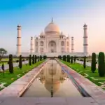 Taj Mahal ao pôr do sol, símbolo de amor e viagem na Índia.