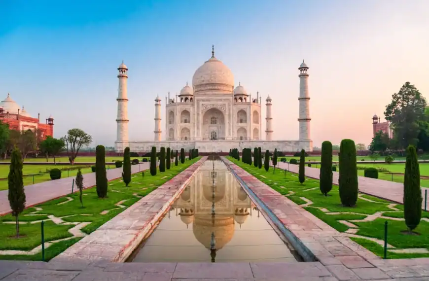 Taj Mahal ao pôr do sol, símbolo de amor e viagem na Índia.