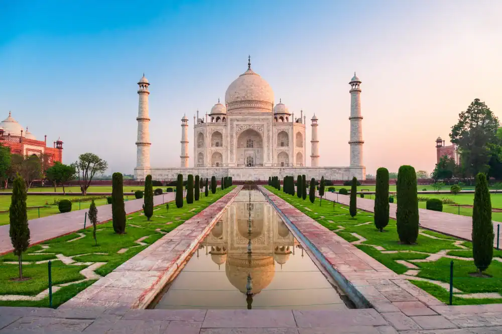 Taj Mahal ao pôr do sol, símbolo de amor e viagem na Índia.