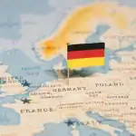 Mapa da Europa com uma bandeira da Alemanha destacada sobre o território alemão.
