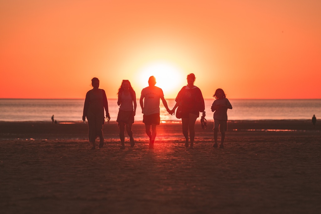 Viagem em família, família andando na praia