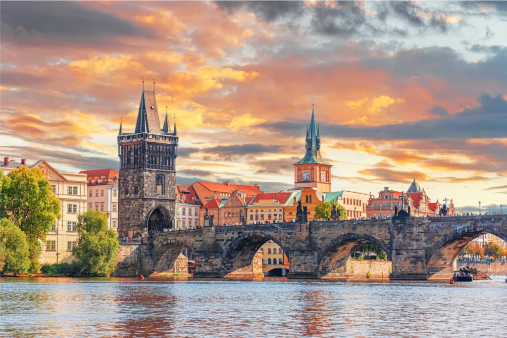 Ponte Charles sobre o rio Vltava, em Praga, República Tcheca.